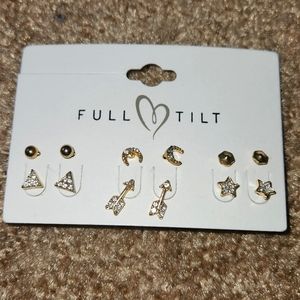 Set of gold stud earrings